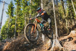 Sesja sportowa z zespołem szkoły jazdy Jedziemy Swoje na trasie Wilcze Ścieżki